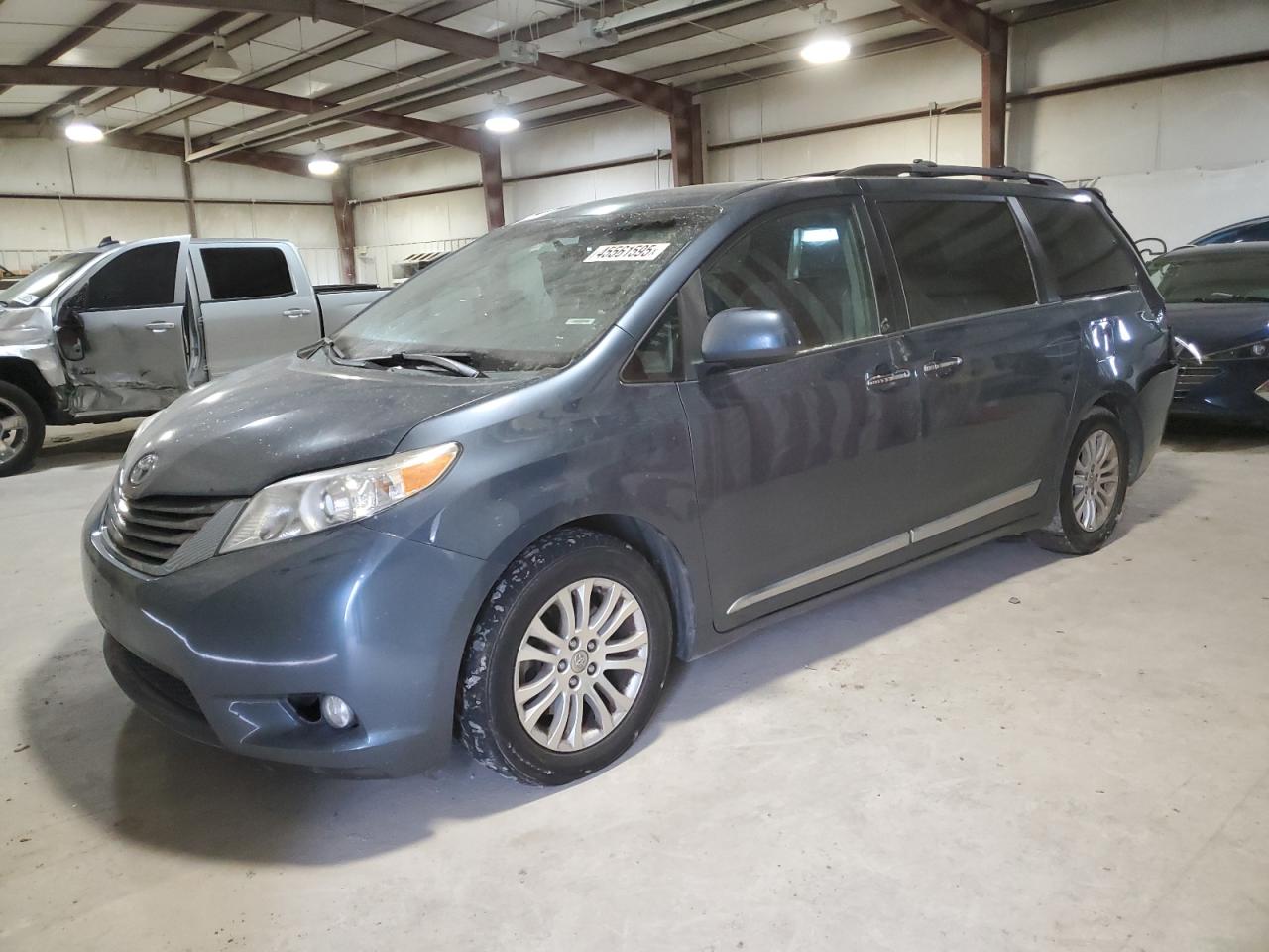 2015 Toyota Sienna - Image 1