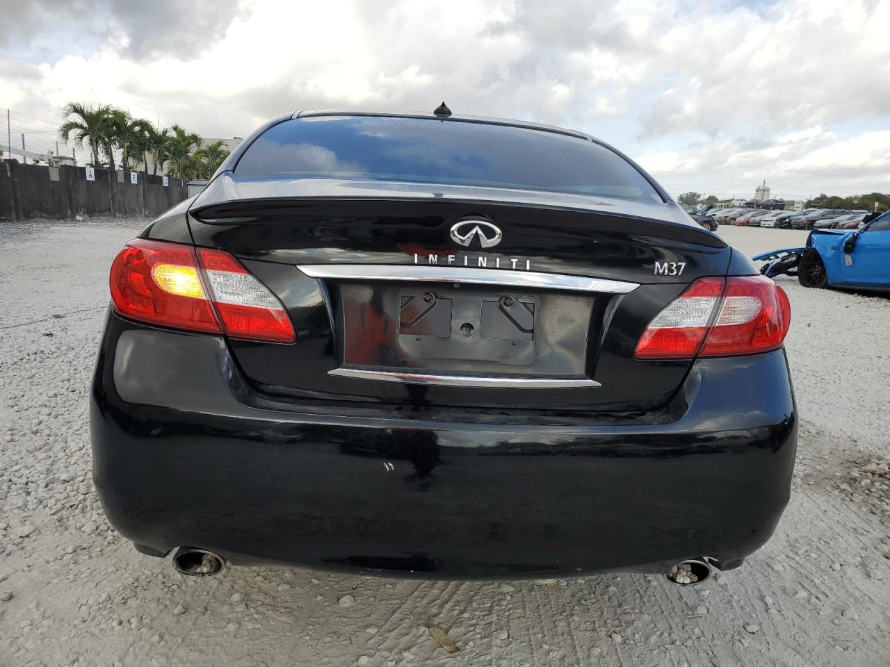2011 Infiniti M - Image 6