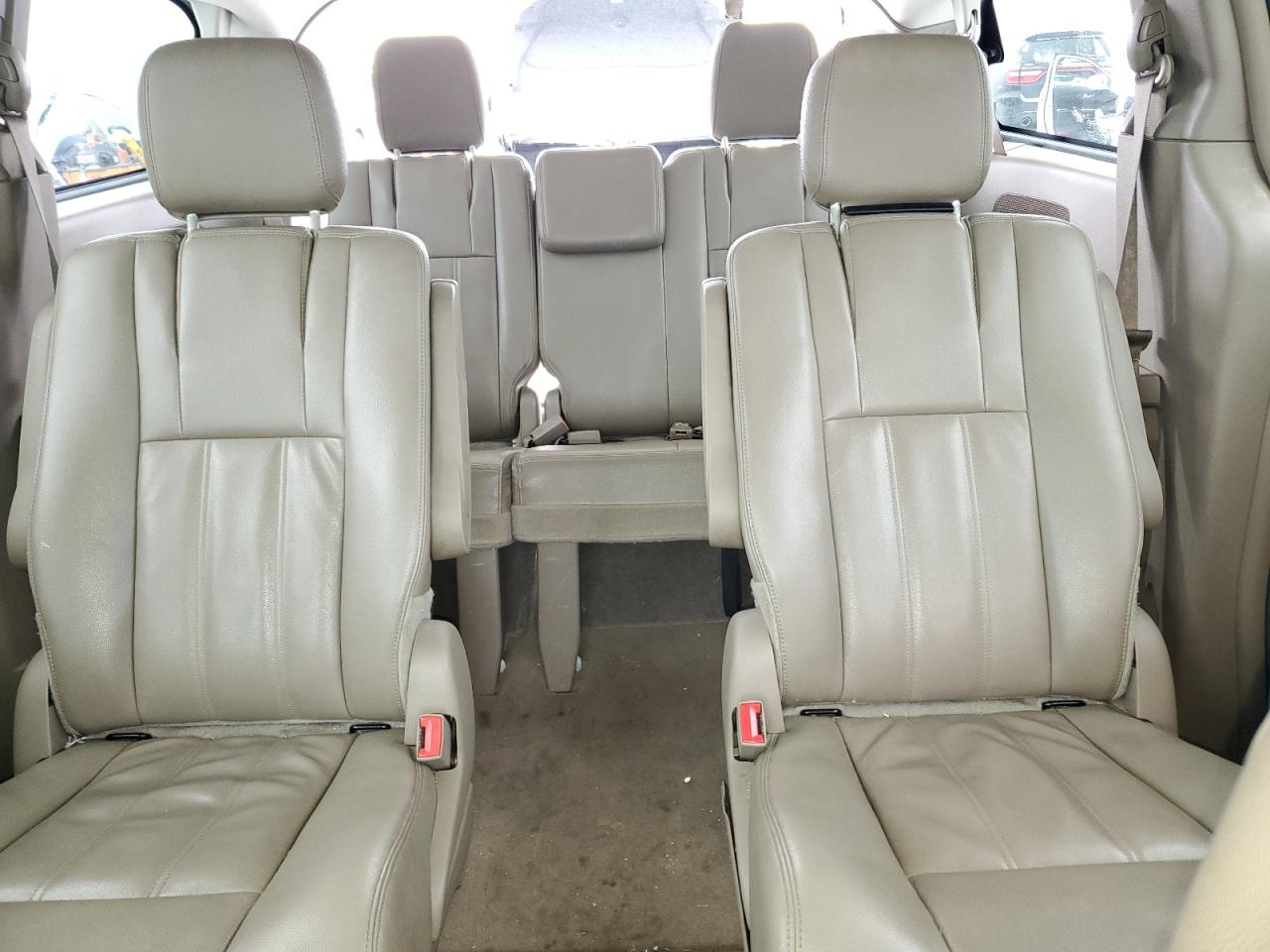 2015 Chrysler Town & Country - Image 10