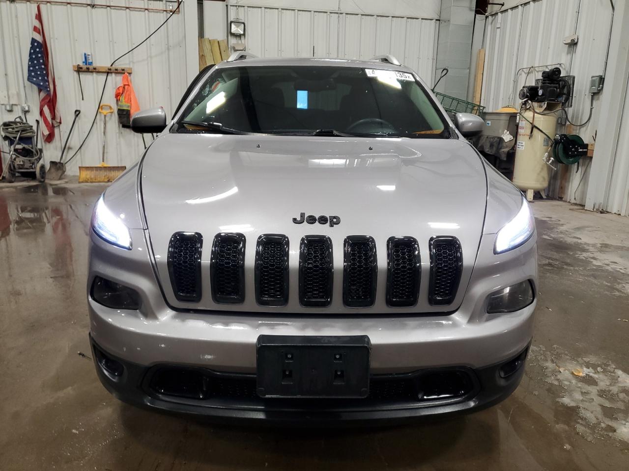 2017 Jeep Grand Cherokee - Image 5