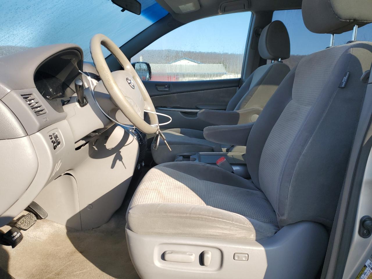 2010 Toyota Sienna - Image 7