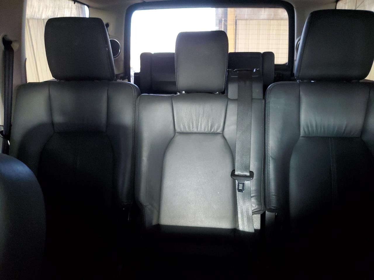 2014 Land Rover LR4 - Image 10