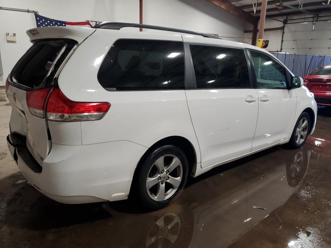 2012 Toyota Sienna - Image 3