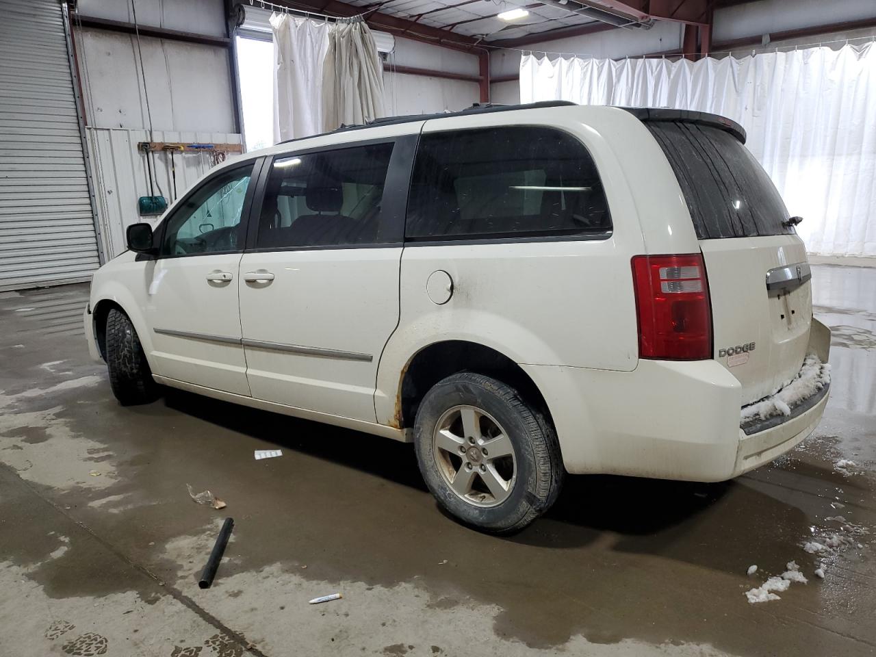 2010 Dodge Caravan - Image 2