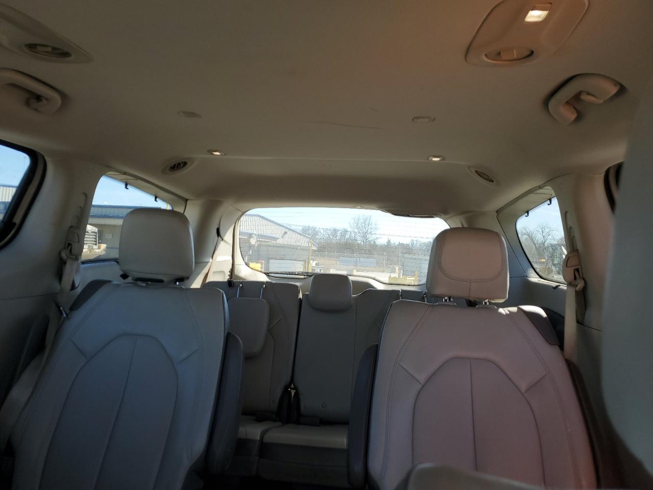 2017 Chrysler Pacifica - Image 10