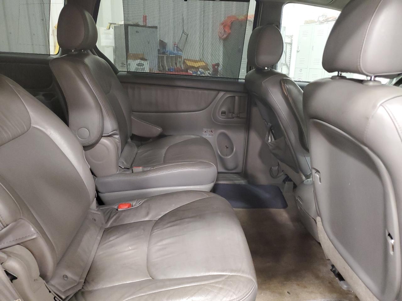 2006 Toyota Sienna - Image 11