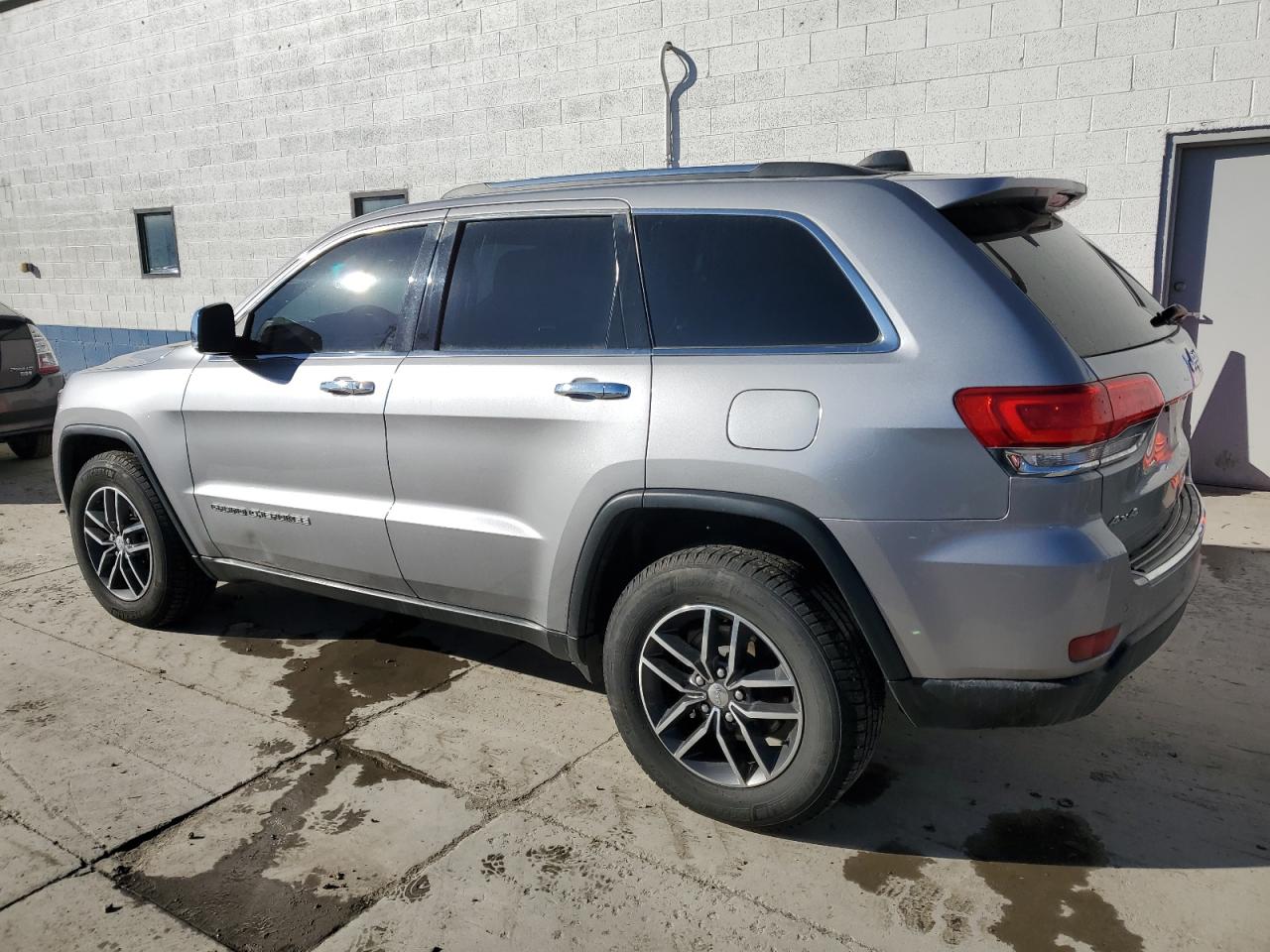 2017 Jeep Grand Cherokee - Image 2