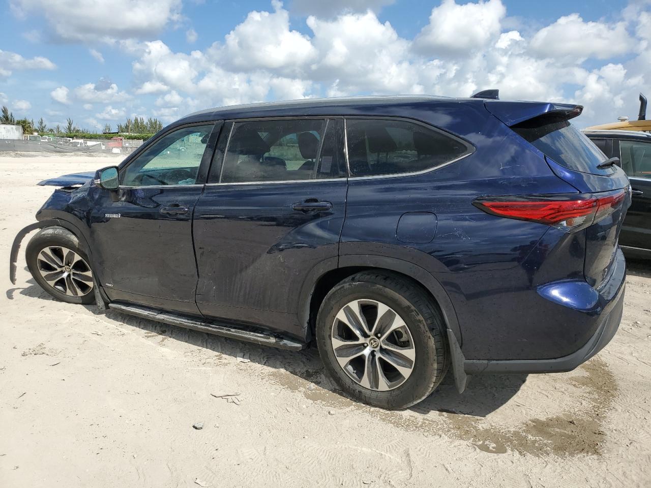 2021 Toyota Highlander - Image 2