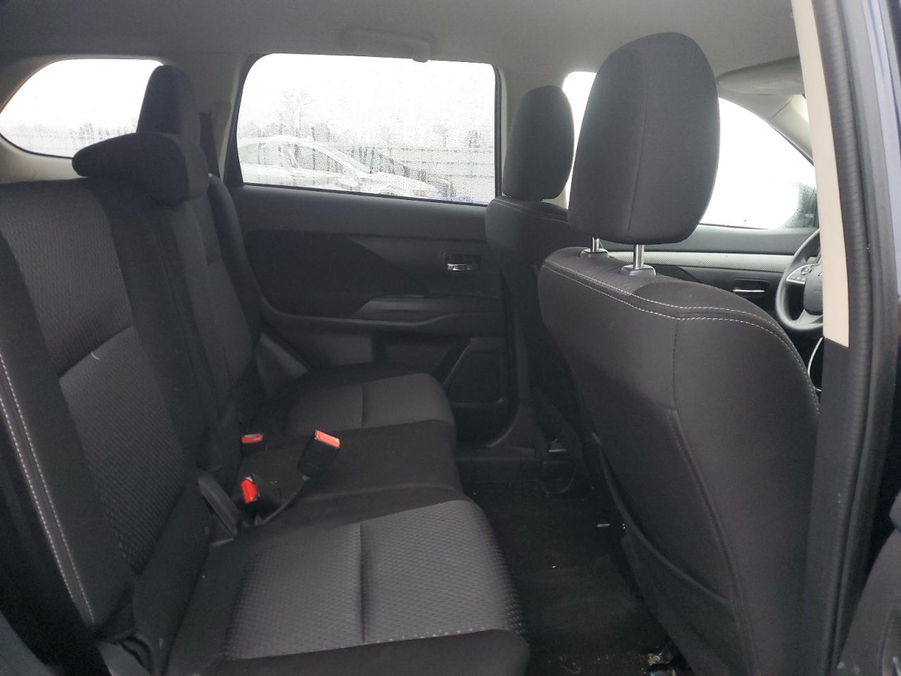 2018 Mitsubishi Outlander - Image 11