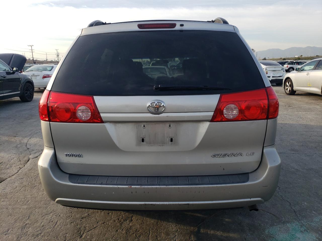 2010 Toyota Sienna - Image 6