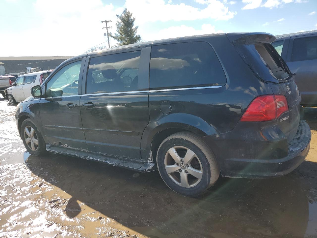 2009 Volkswagen Routan - Image 2