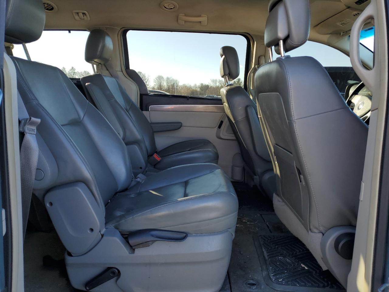 2010 Volkswagen Routan - Image 11