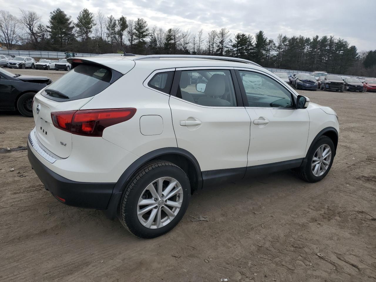 2018 Nissan Rogue - Image 3