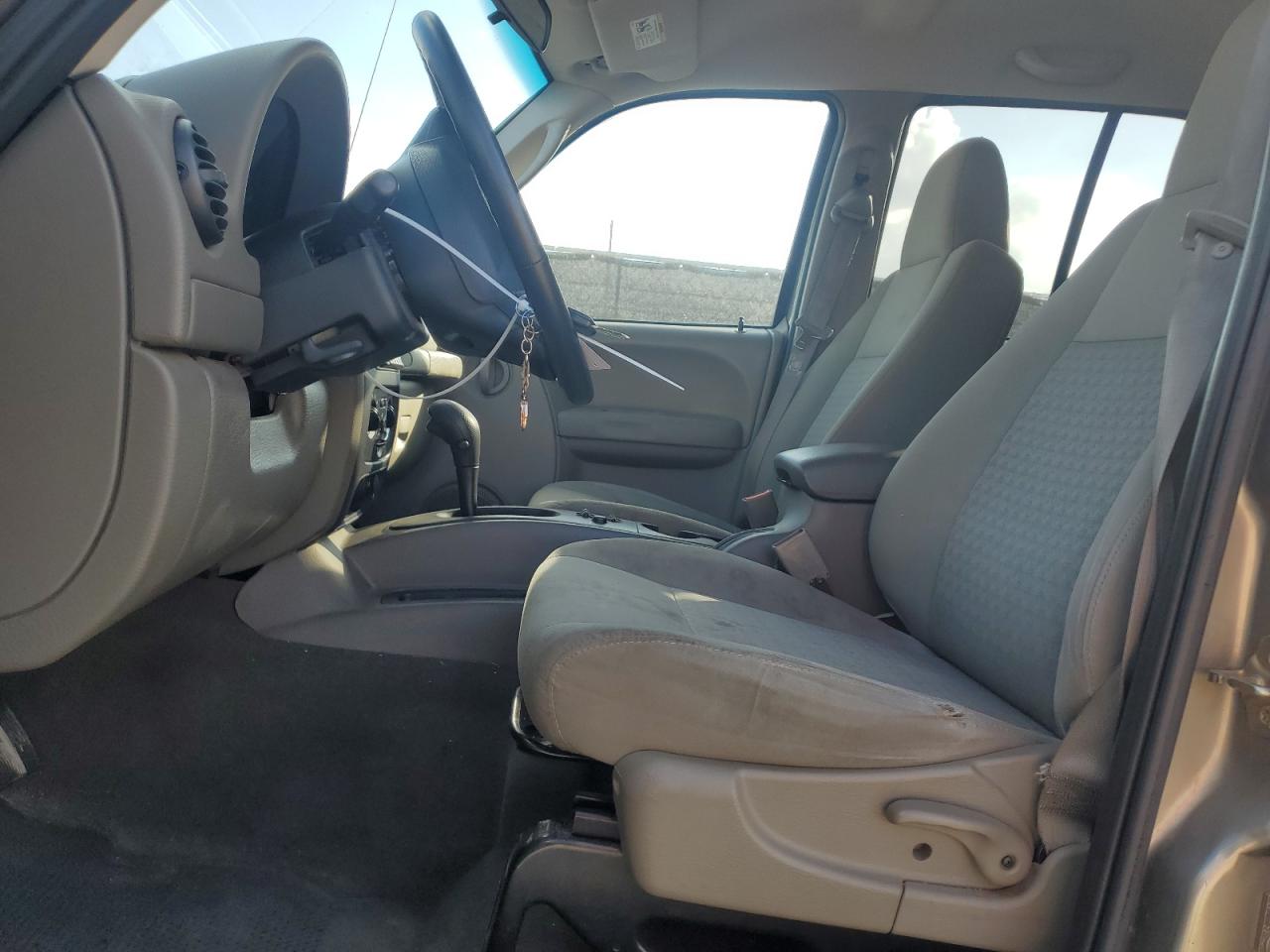 2007 Jeep Liberty (North America) - Image 7