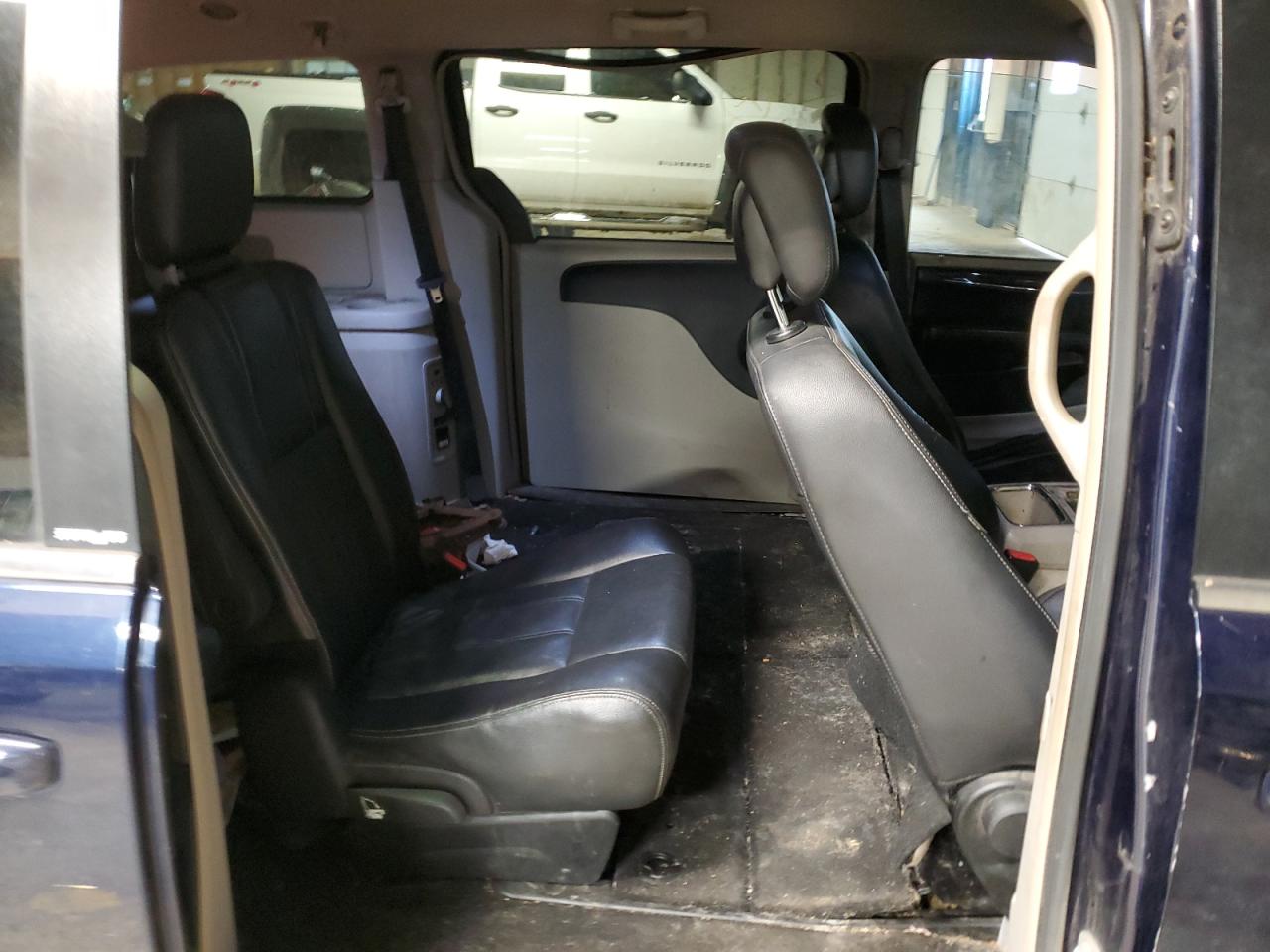 2014 Chrysler Town & Country - Image 10