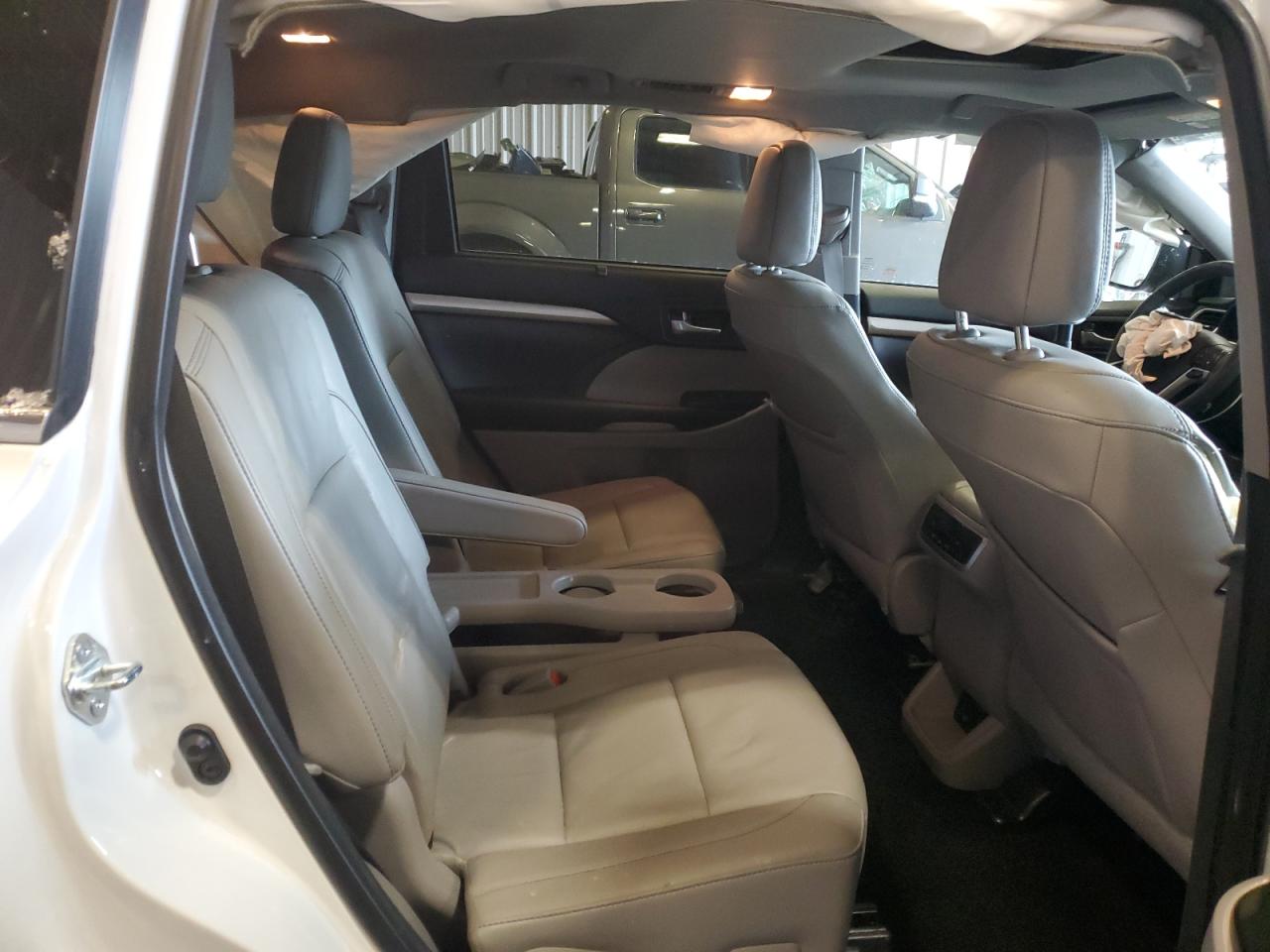 2018 Toyota Highlander - Image 11