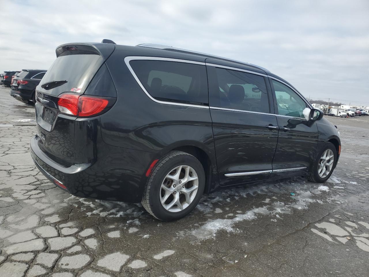 2017 Chrysler Pacifica - Image 3
