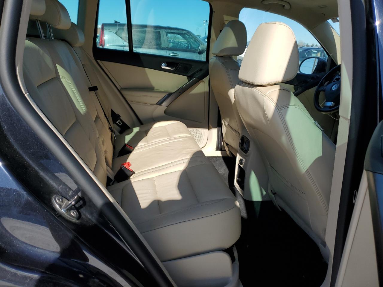 2010 Volkswagen Tiguan - Image 10