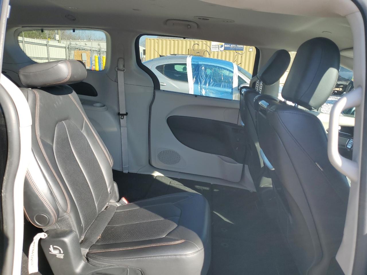2017 Chrysler Pacifica - Image 11