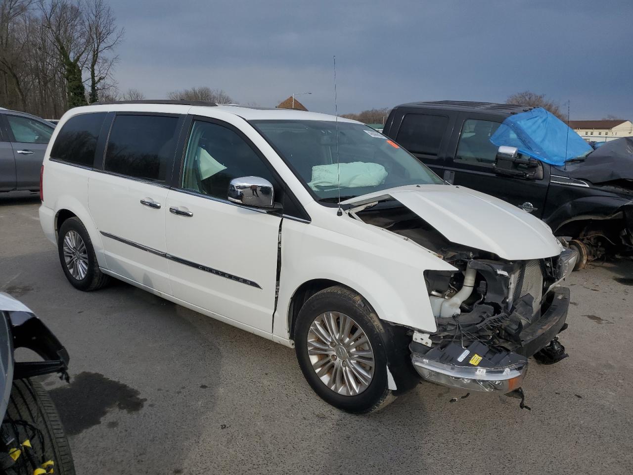 2015 Chrysler Town & Country - Image 4
