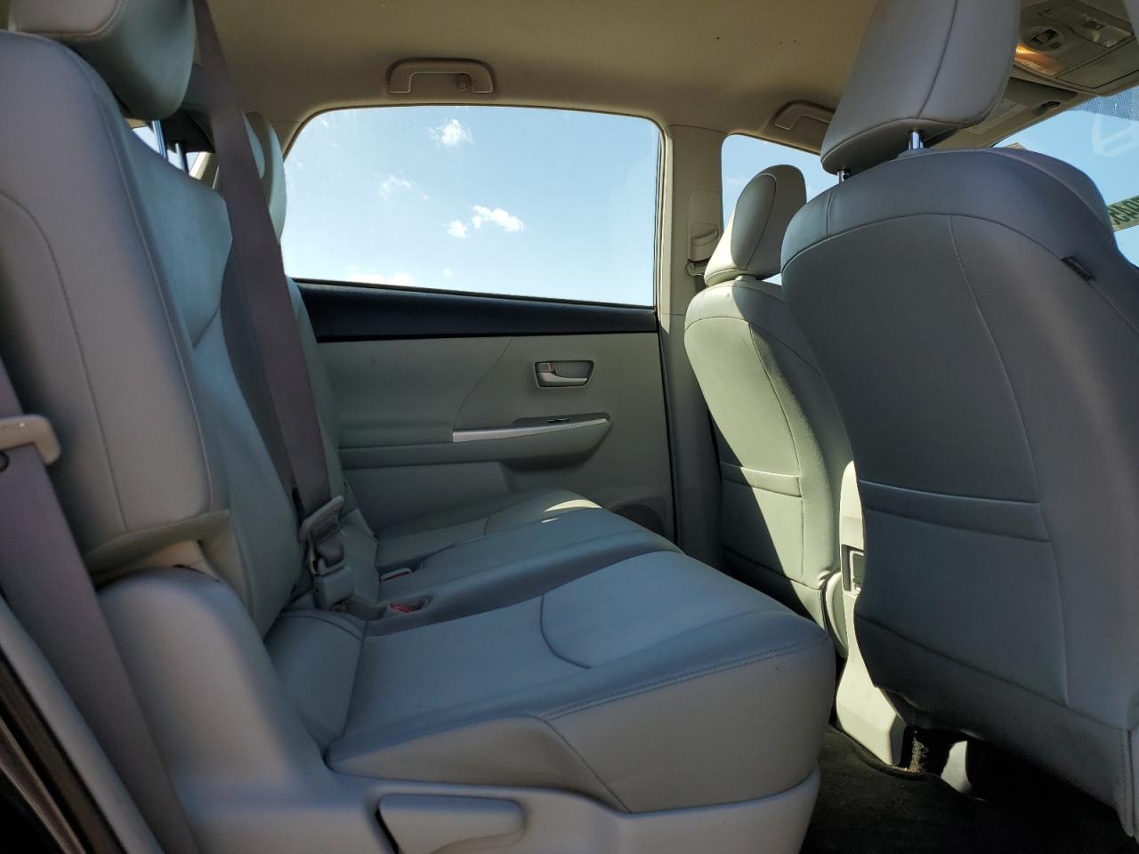 2014 Toyota Prius - Image 11
