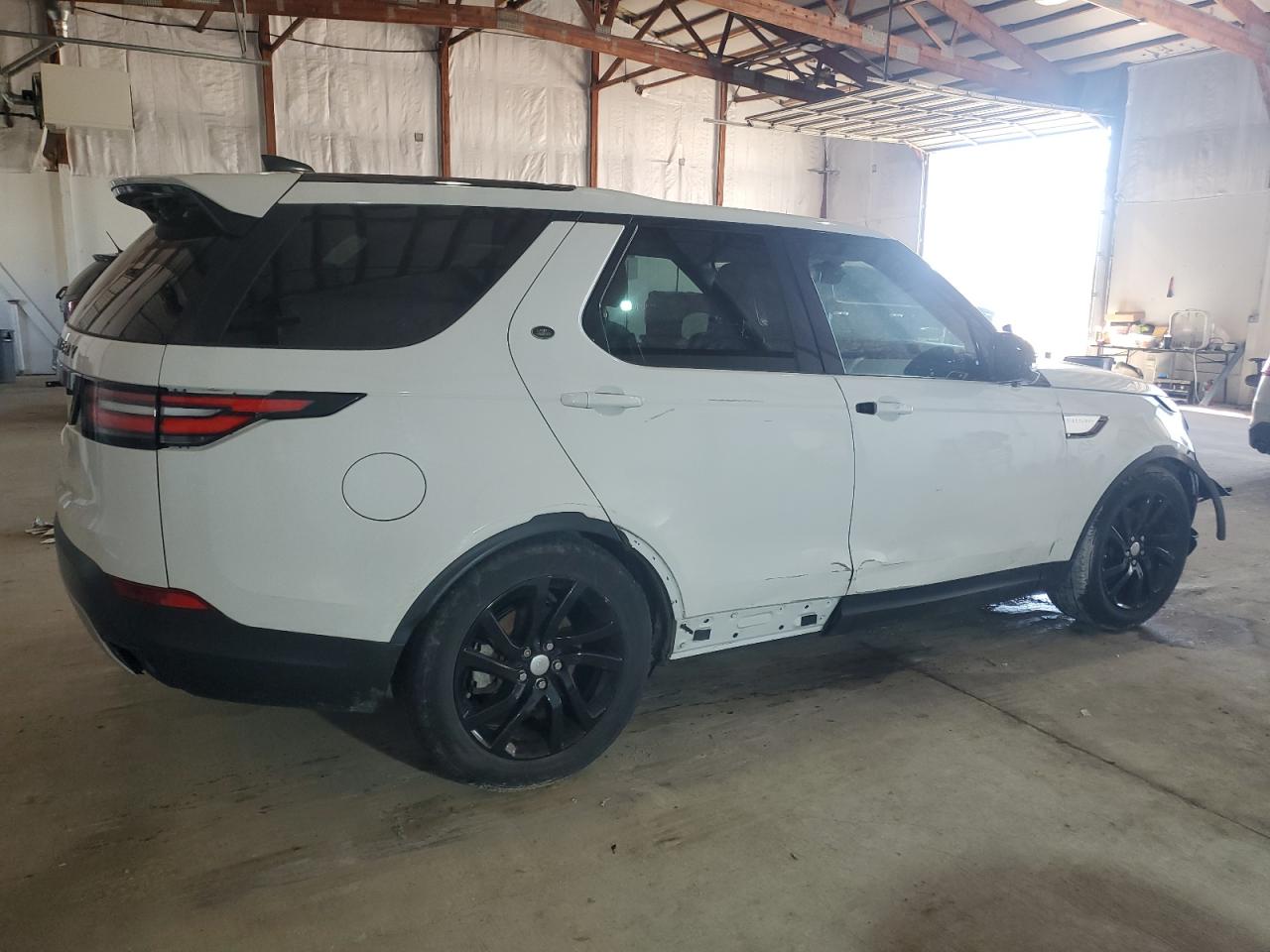 2018 Land Rover Discovery - Image 3