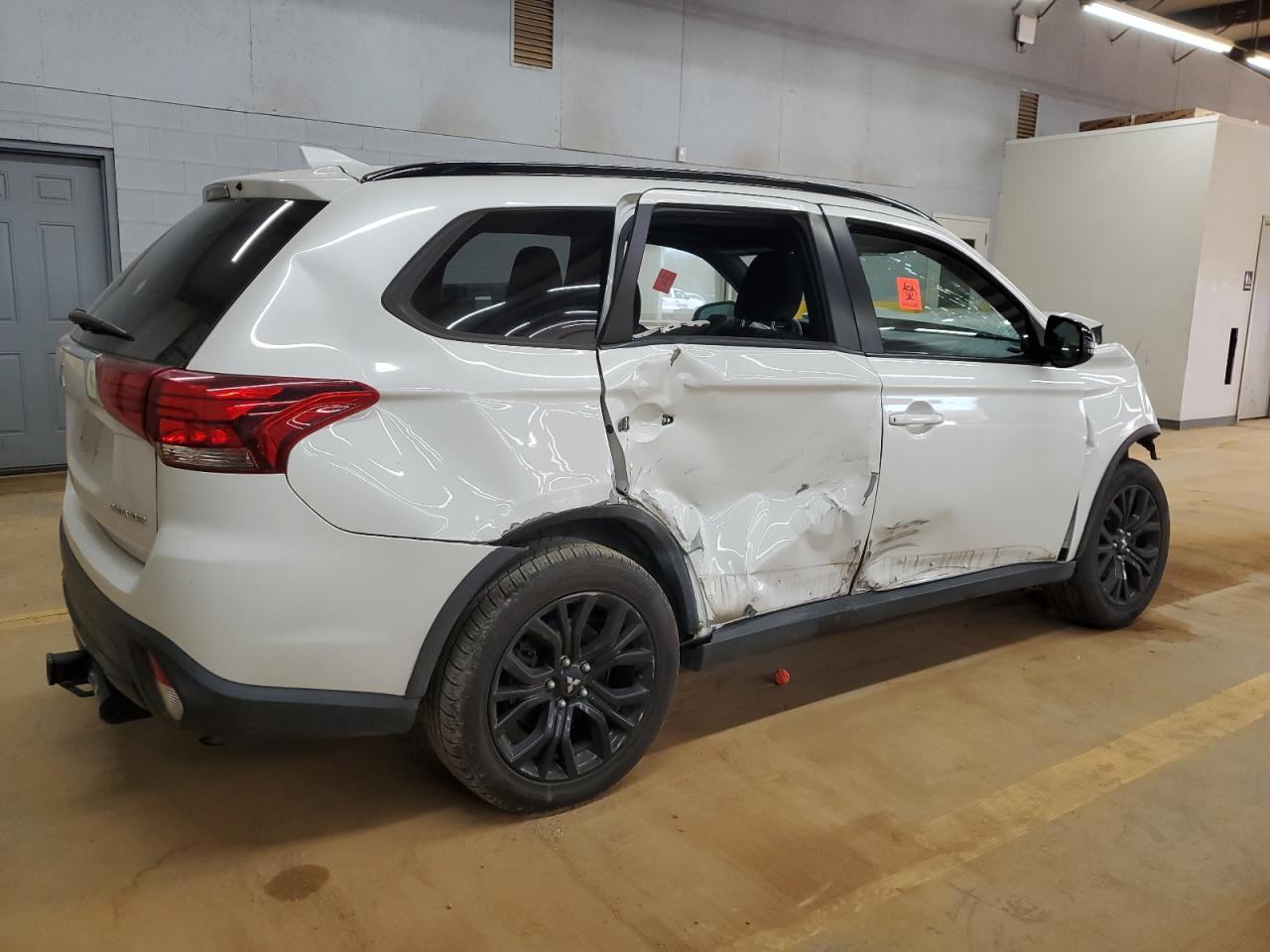 2018 Mitsubishi Outlander - Image 3