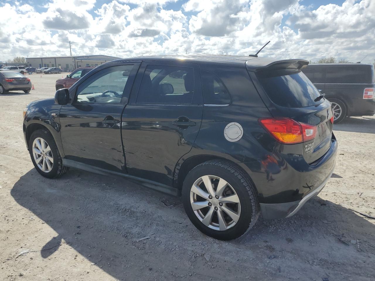 2013 Mitsubishi Outlander - Image 2