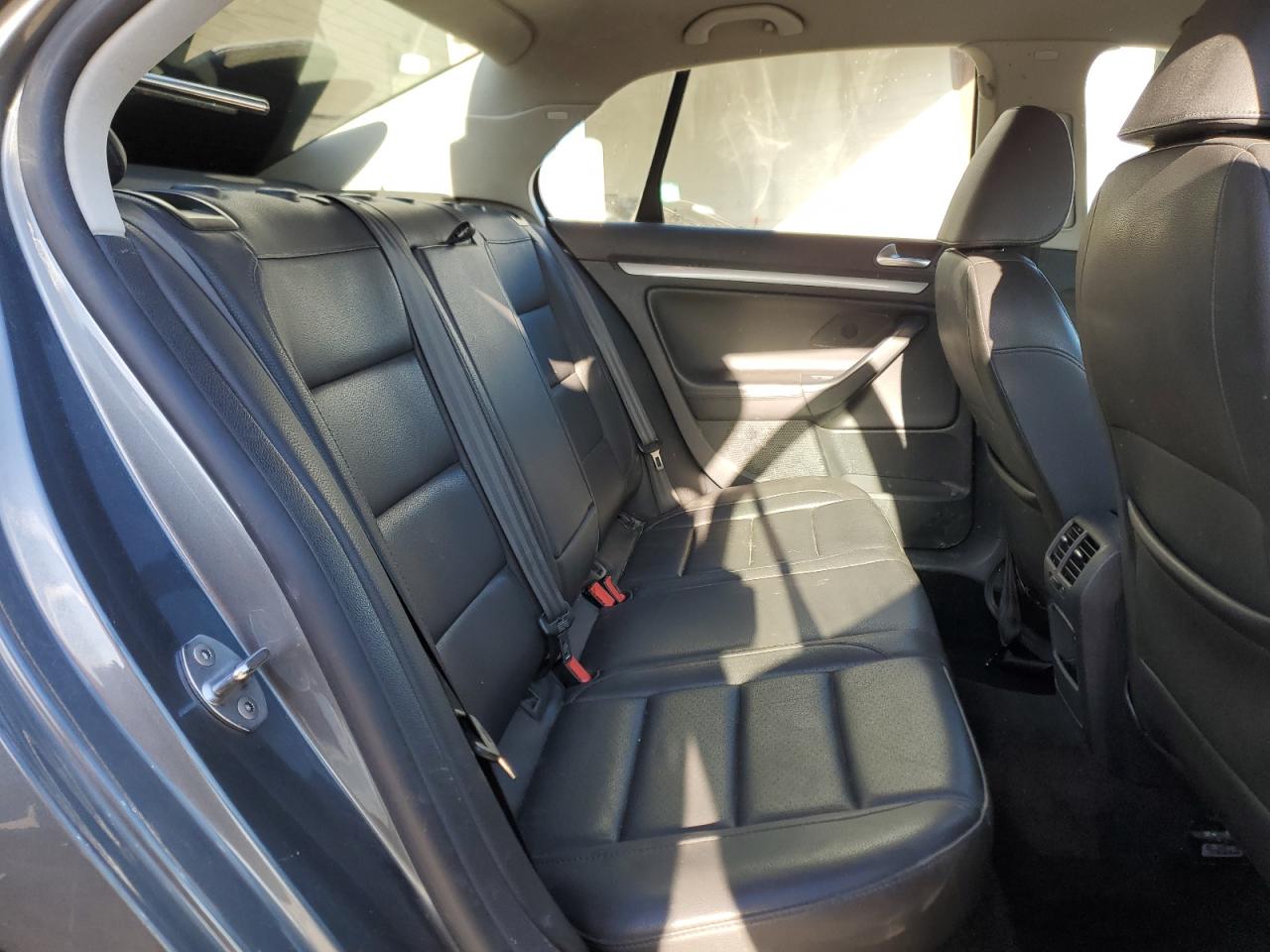 2010 Volkswagen Jetta - Image 10