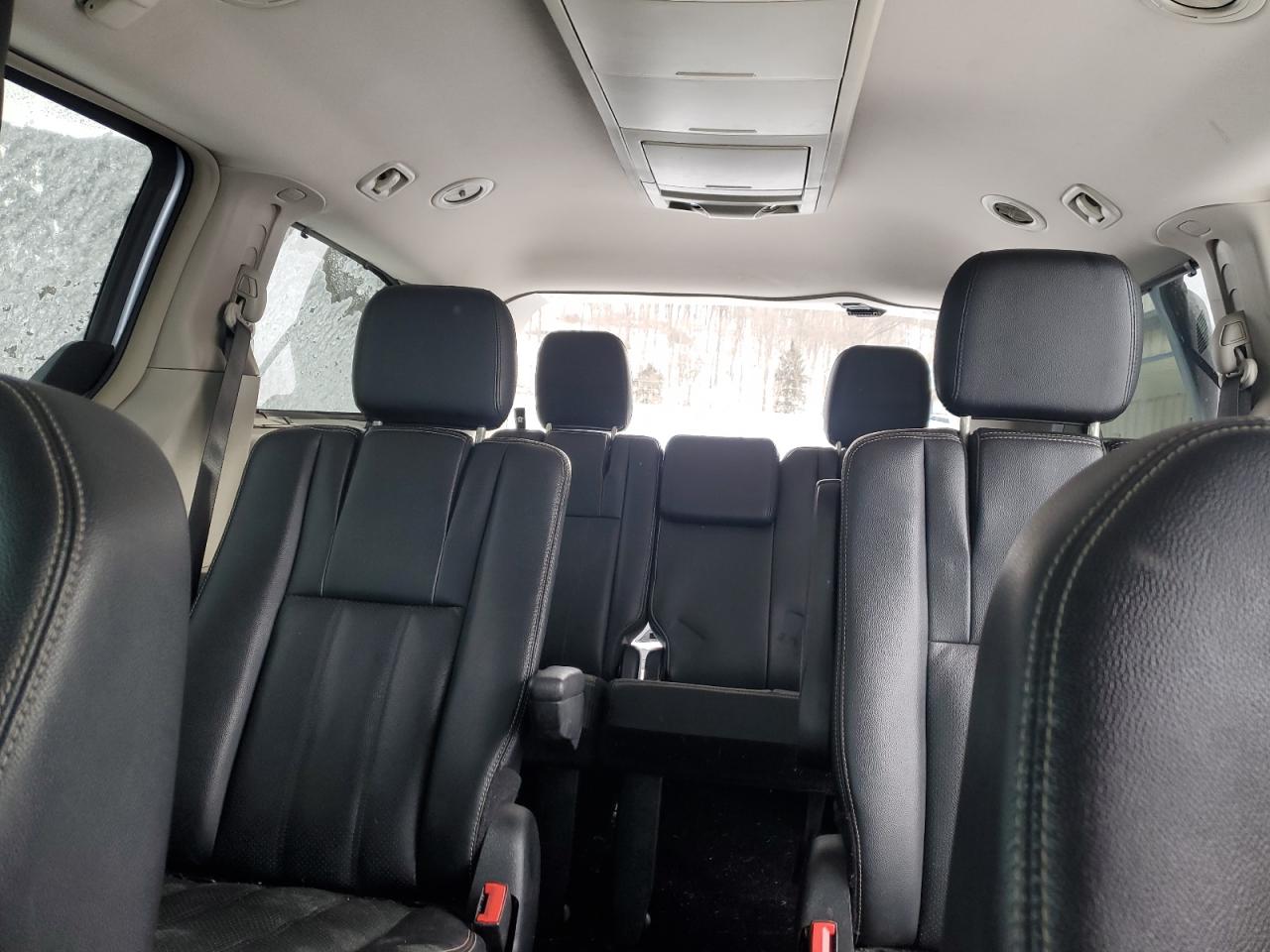 2013 Chrysler Town & Country - Image 10