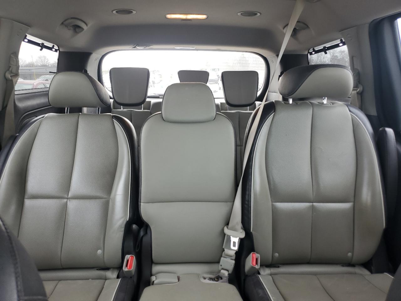 2016 Kia Sedona - Image 10