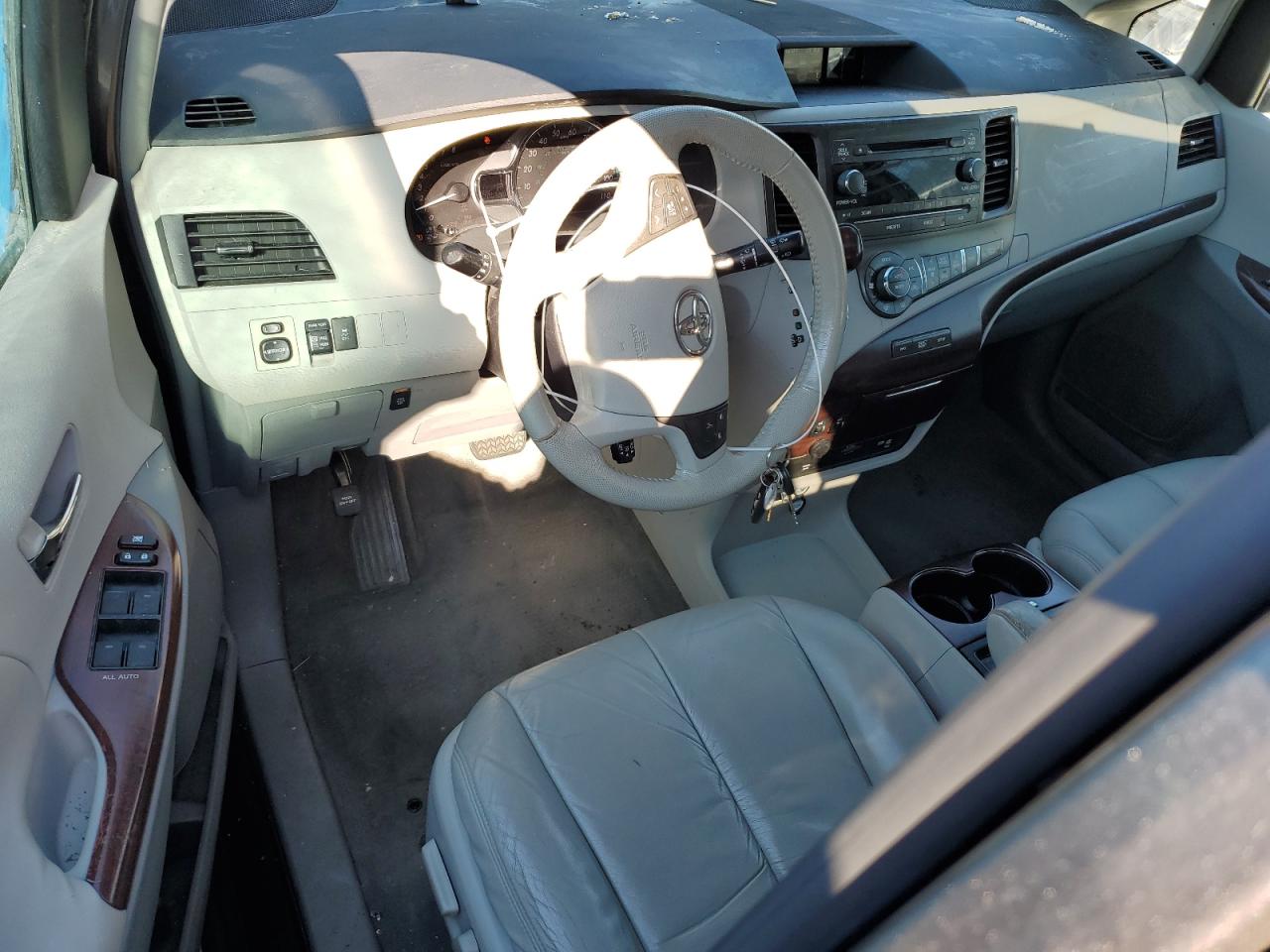 2011 Toyota Sienna - Image 8