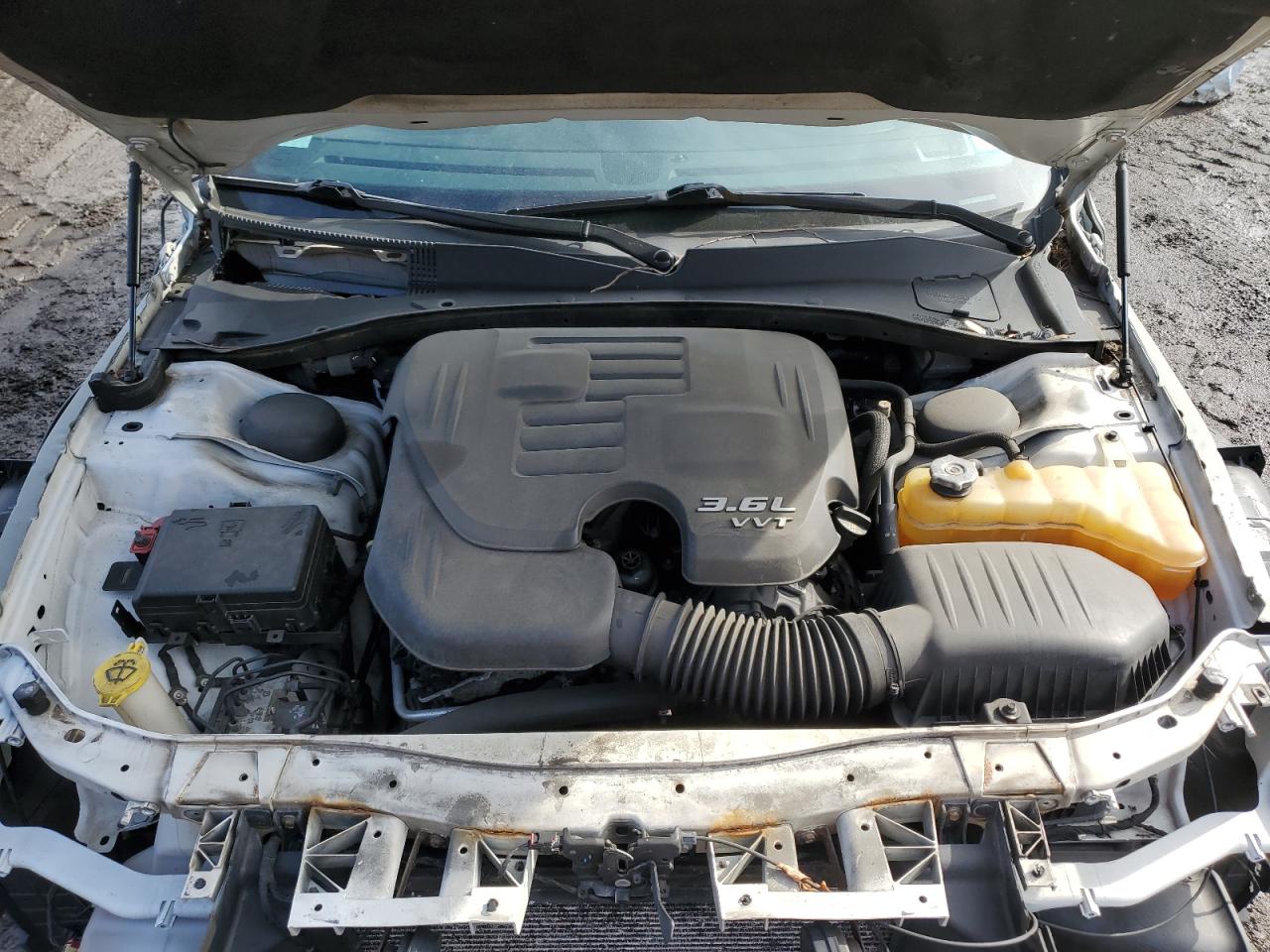 2016 Chrysler 300 - Image 11