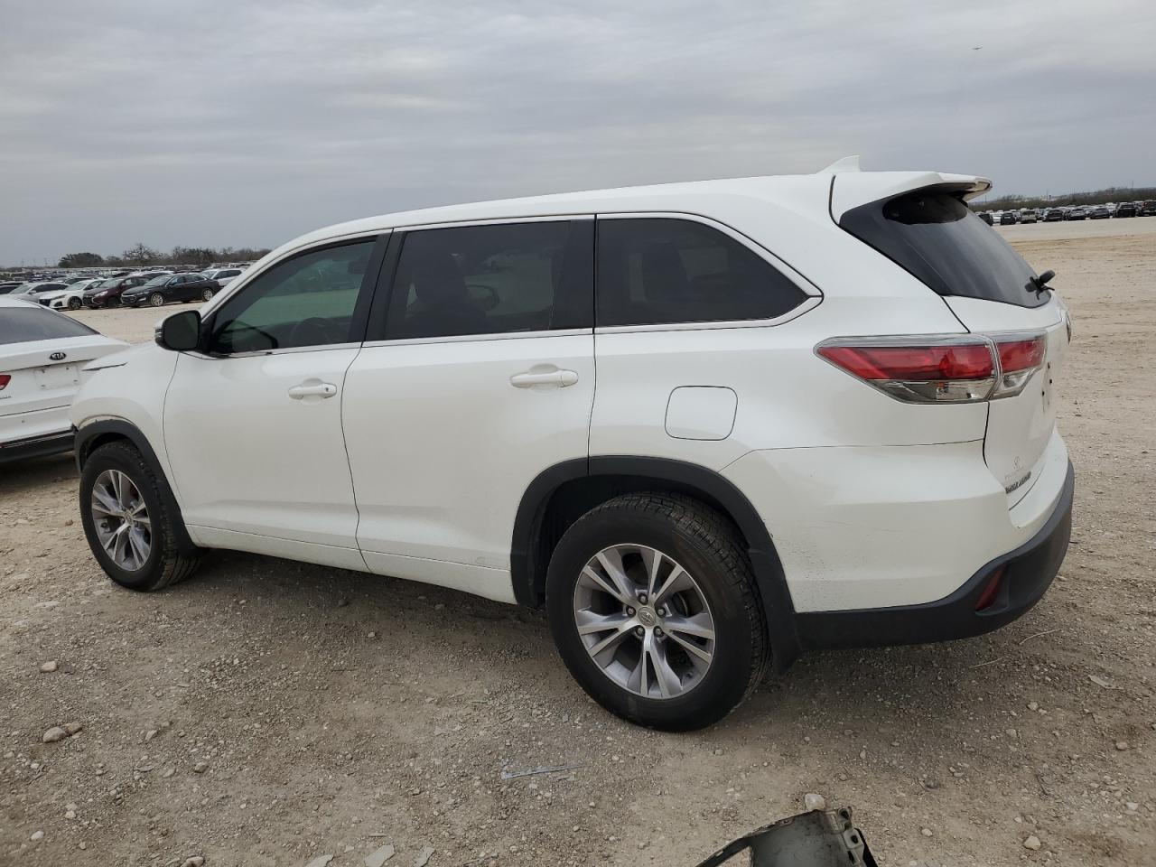 2015 Toyota Highlander - Image 2