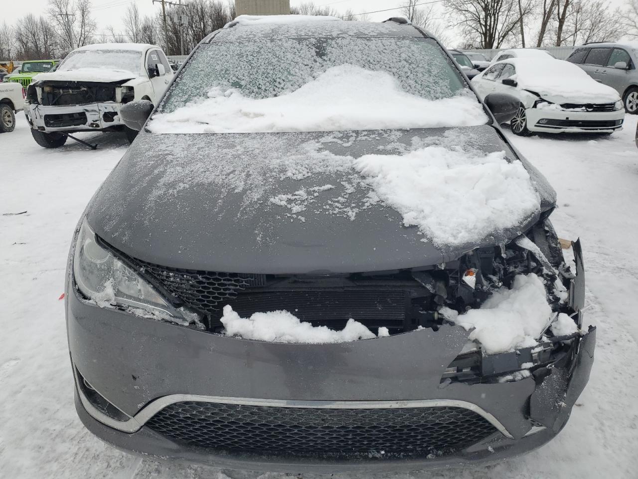 2017 Chrysler Pacifica - Image 5