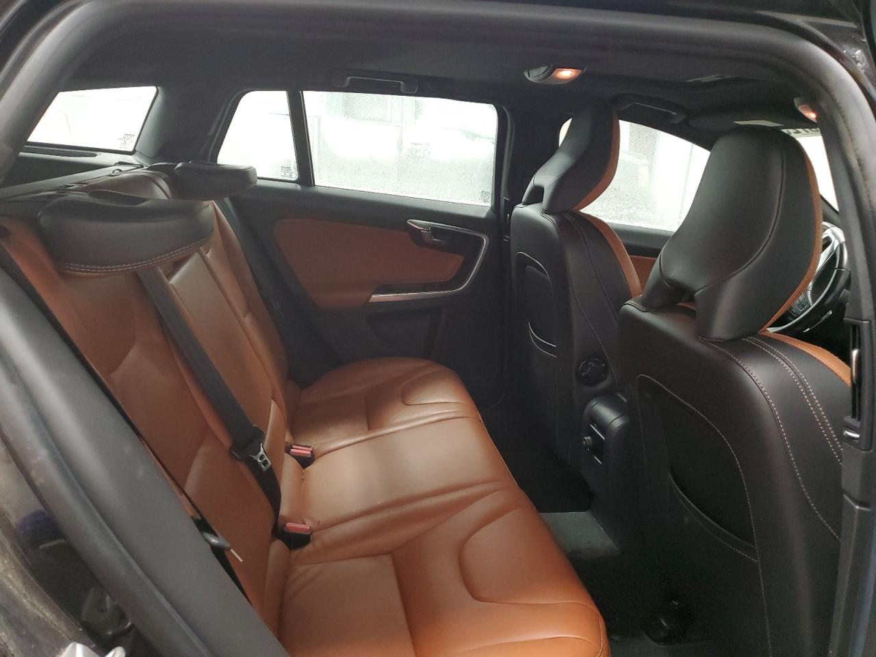 2015 Volvo V60 - Image 10