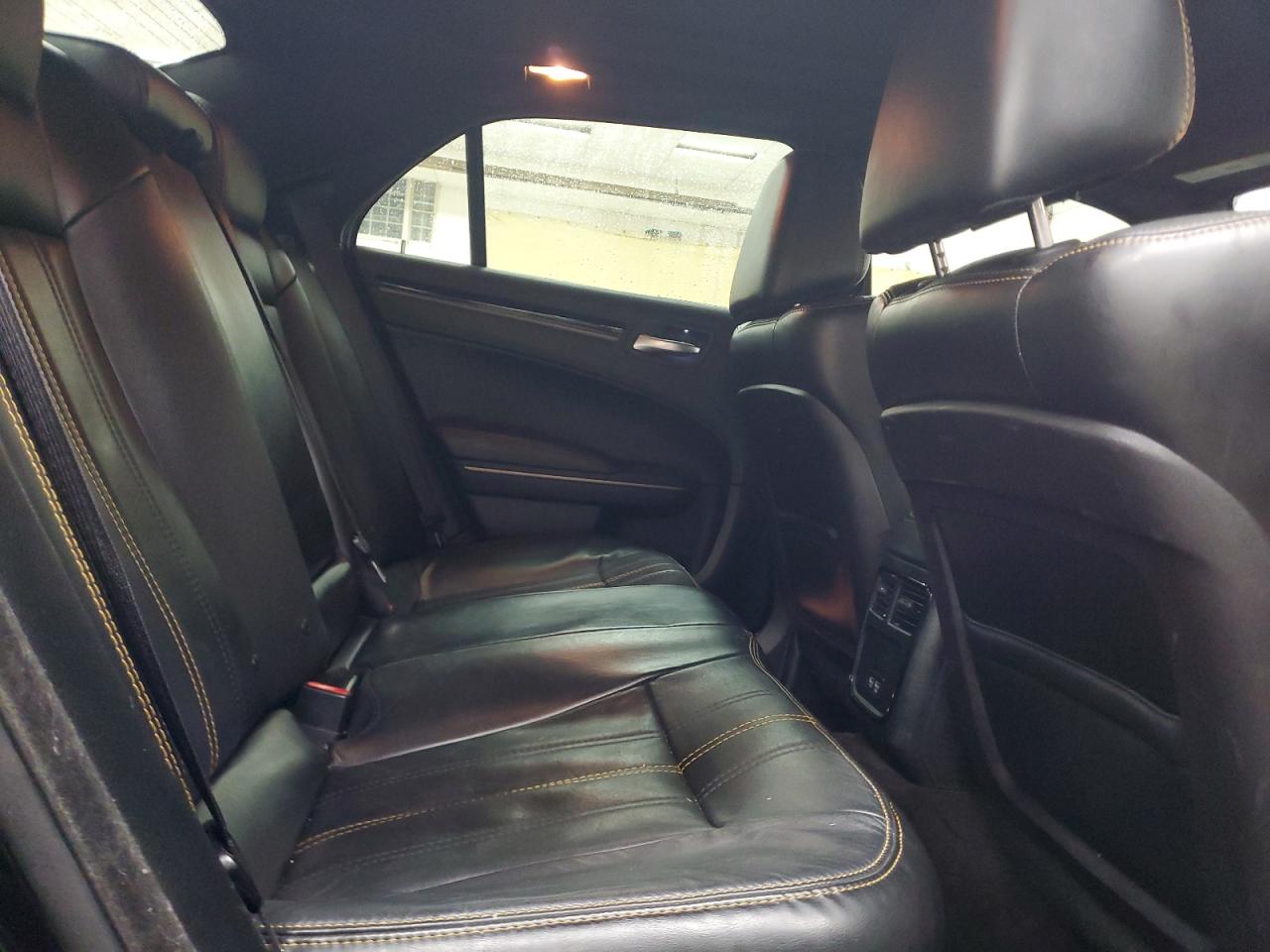 2016 Chrysler 300 - Image 10