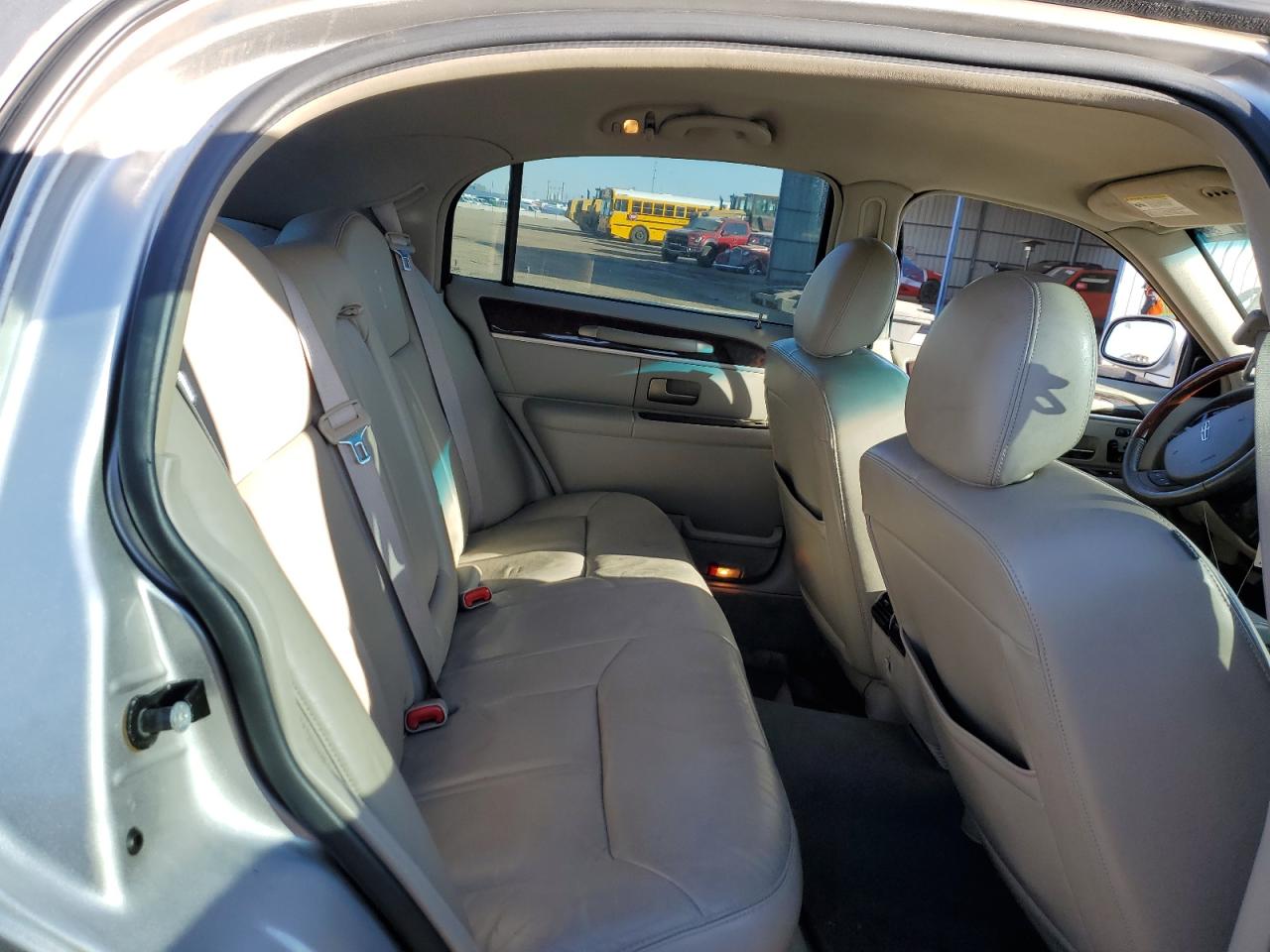 2010 Lincoln Town Car - Image 10