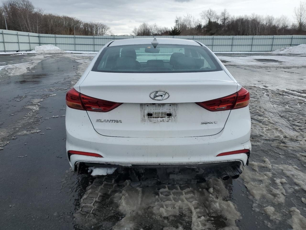 2017 Hyundai Elantra - Image 6
