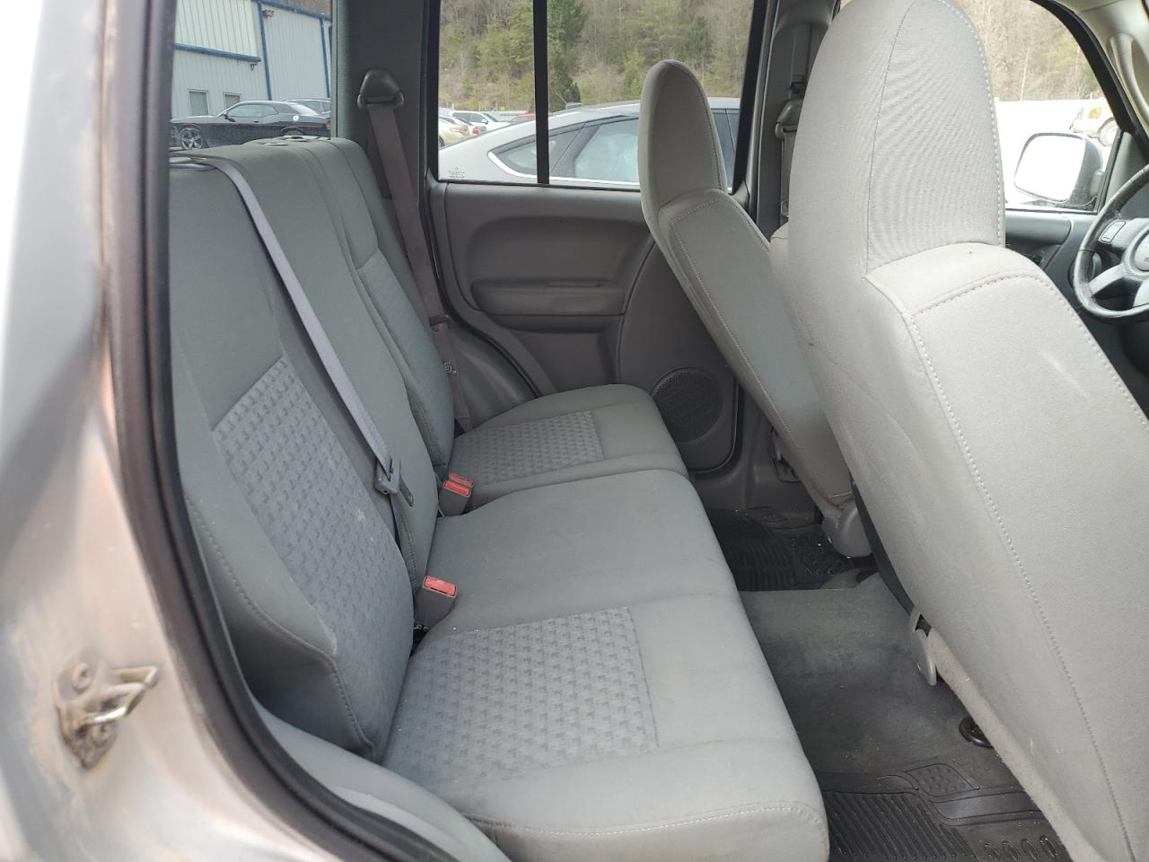 2007 Jeep Liberty (North America) - Image 11