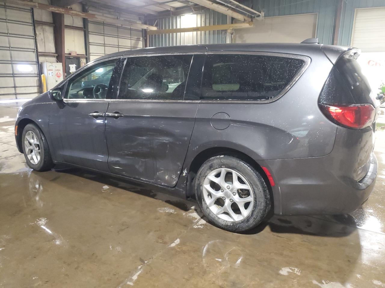 2017 Chrysler Pacifica - Image 2