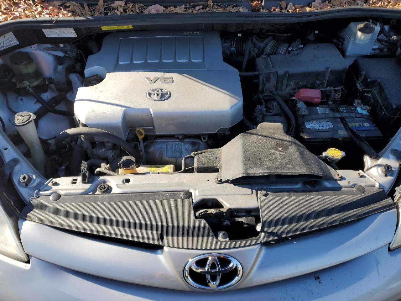 2010 Toyota Sienna - Image 12
