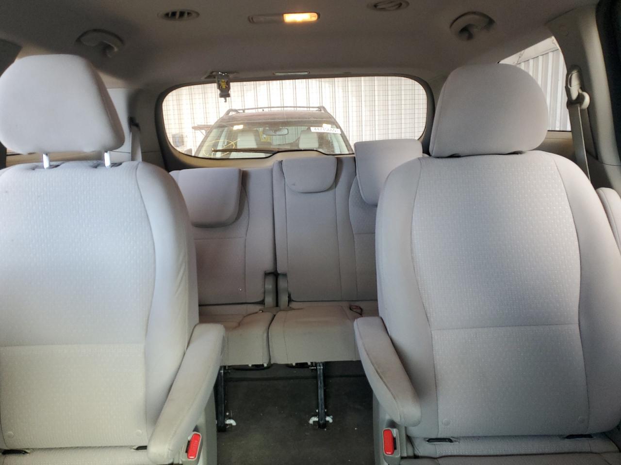 2018 Kia Sedona - Image 10