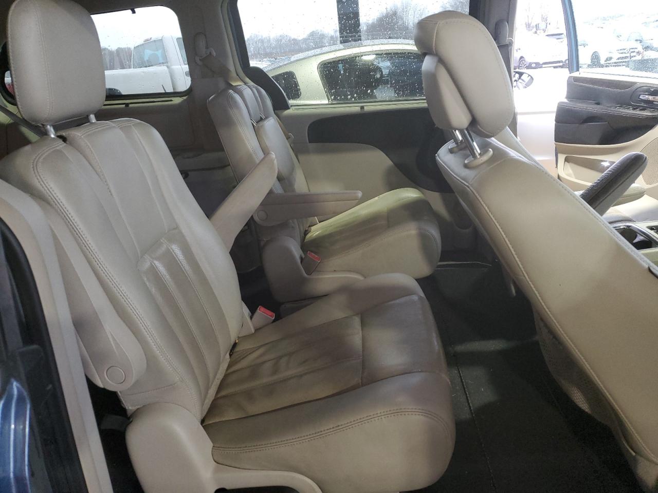 2012 Chrysler Town & Country - Image 11