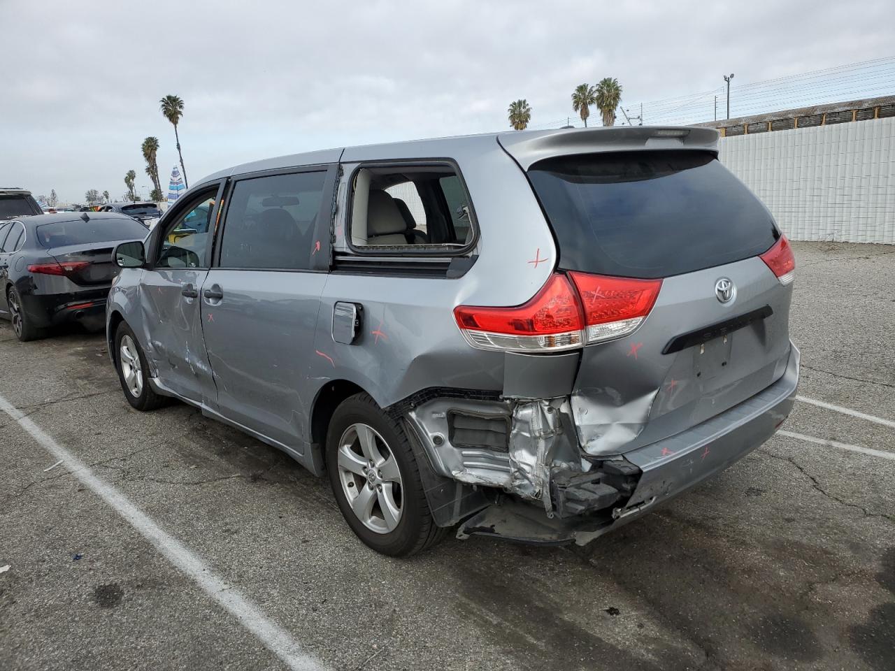 2013 Toyota Sienna - Image 2
