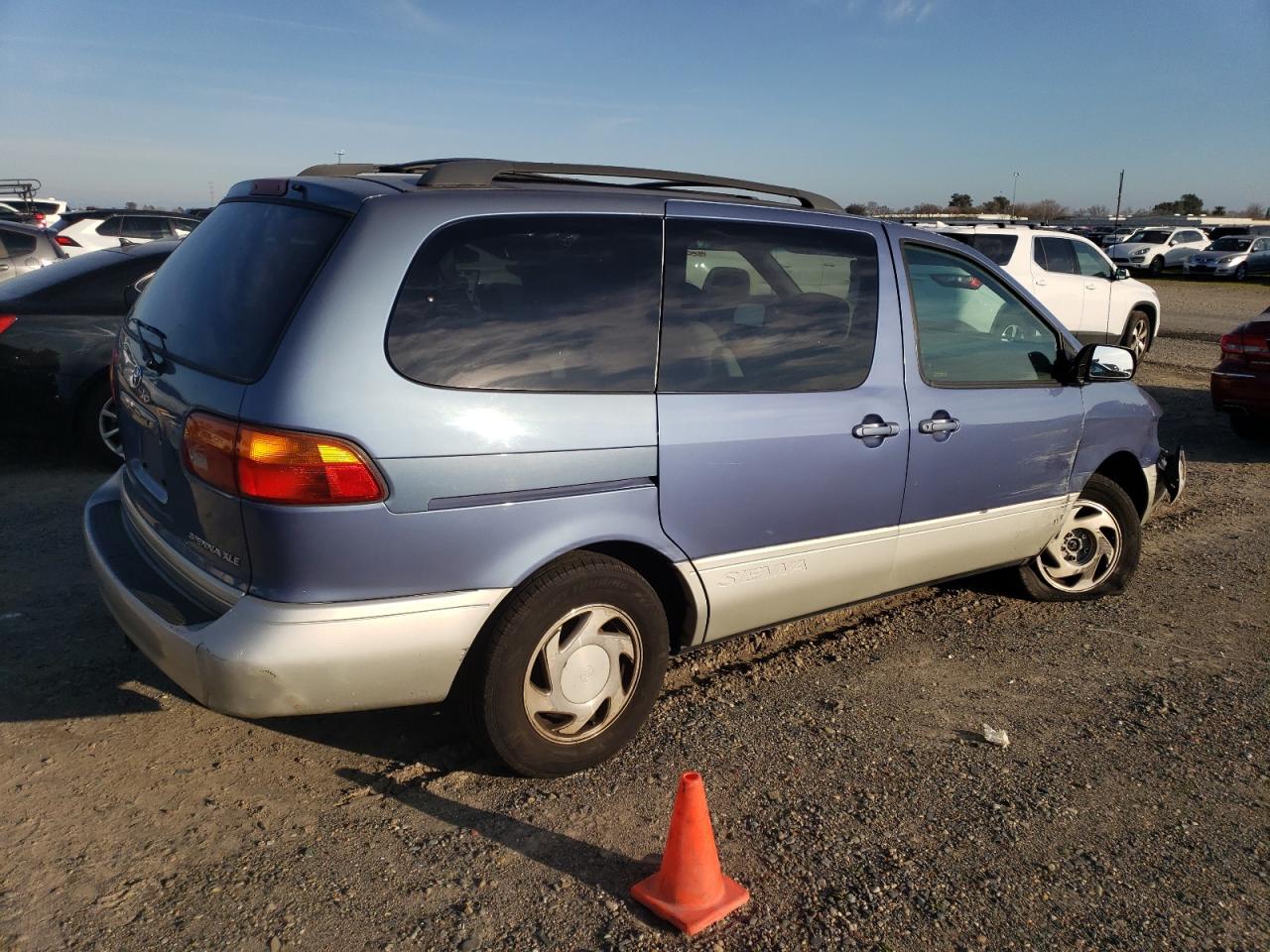 2000 Toyota Sienna - Image 3