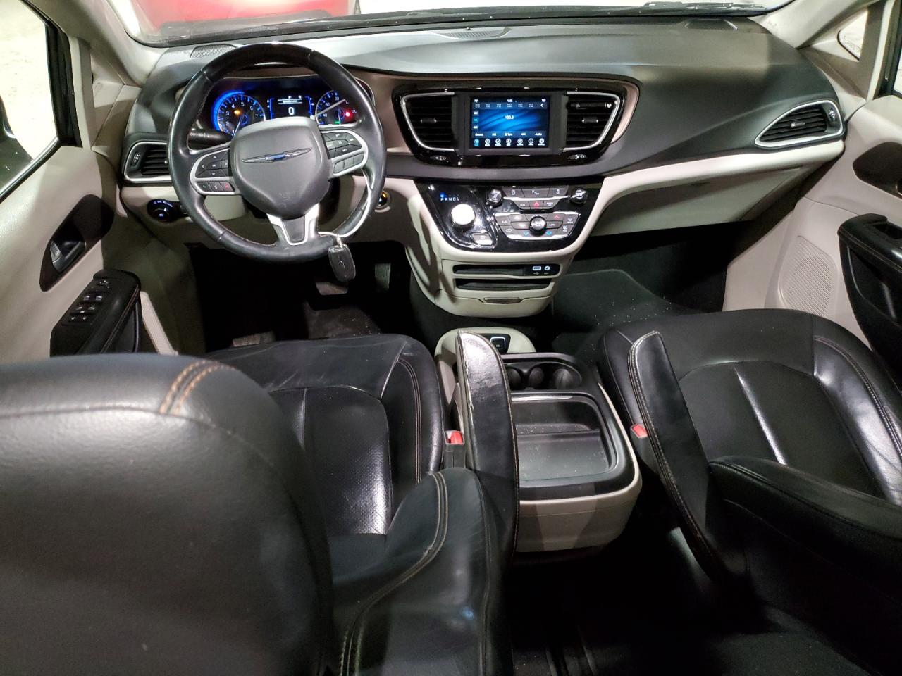 2018 Chrysler Pacifica - Image 8