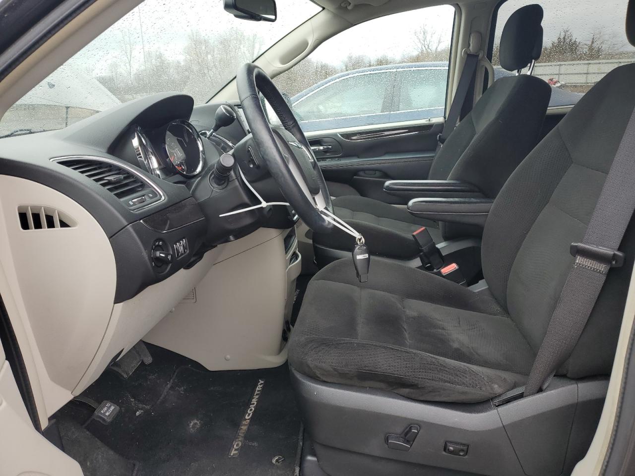 2015 Chrysler Town & Country - Image 7