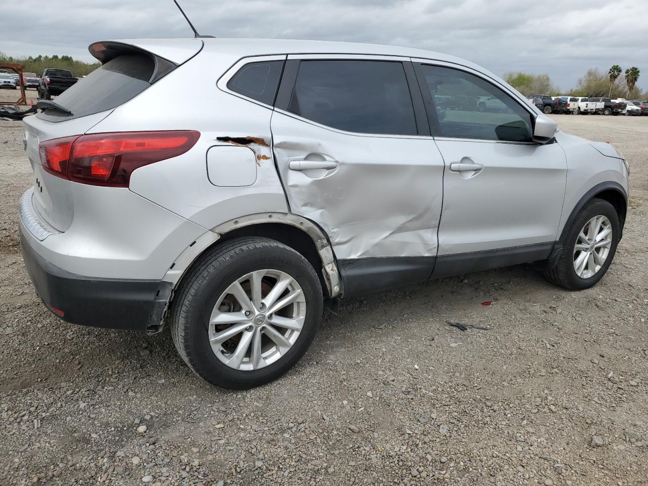 2017 Nissan Rogue - Image 3