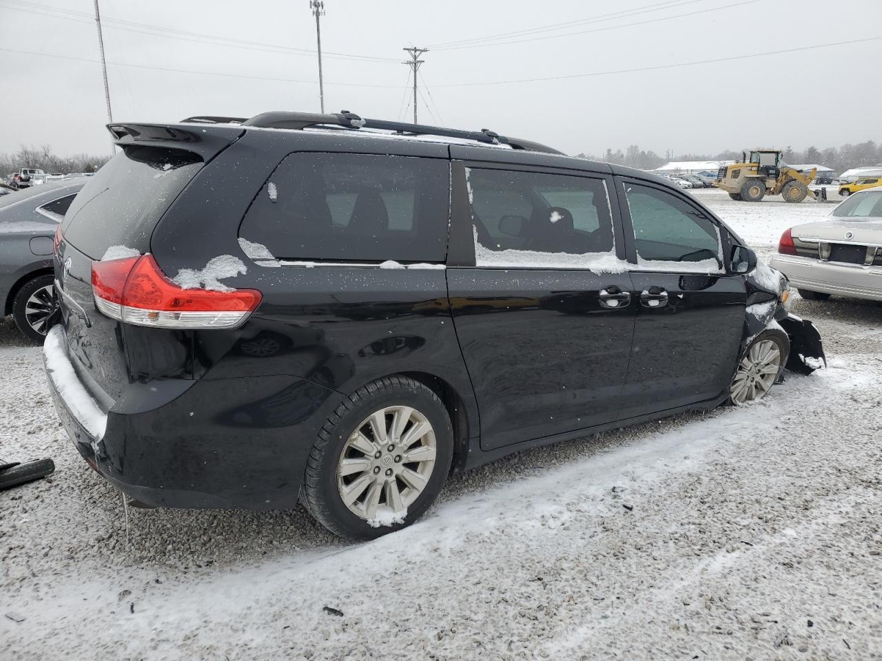 2012 Toyota Sienna - Image 3